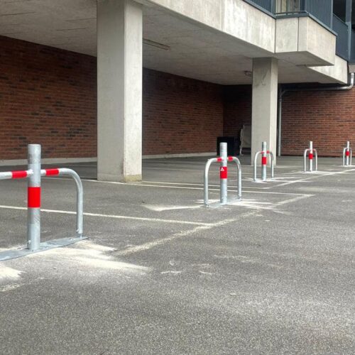 Parkeerbeugel model Easy 11 Antiparkeerbeugel. De iets uitstekende staander aan de bovenzijde is zeer geschikt om een nummer of naambord